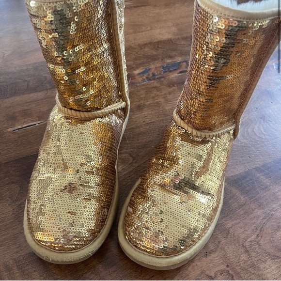 Rare sparkly gold Uggs - Picture 2 of 5